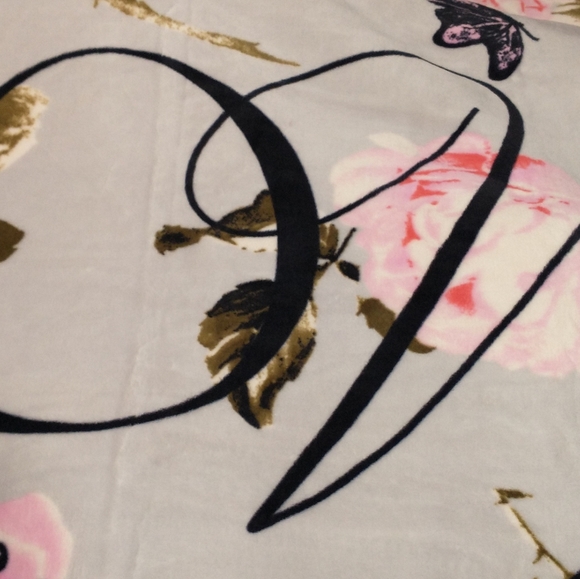 Victoria secret sherpa blanket - Picture 4 of 5